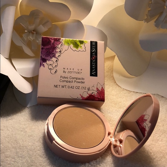 Compact powder makeup by Anastassia sfeir